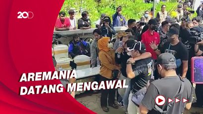 Autopsi Kanjuruhan Diwarnai Haru Keluarga, Ayah Korban Sempat Pingsan