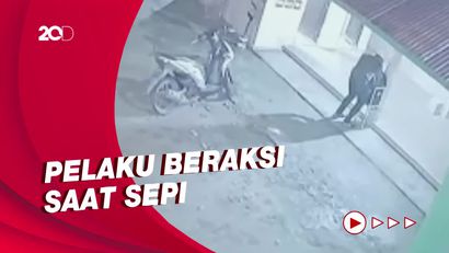 Aksi Pencuri Bongkar Kotak Amal di Luwu Utara Terekam CCTV