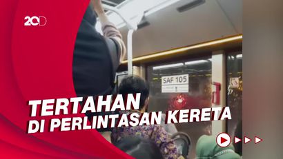 Suasana Mencekam Dalam Bus TransJ saat Tersendat di Perlintasan KA Halimun