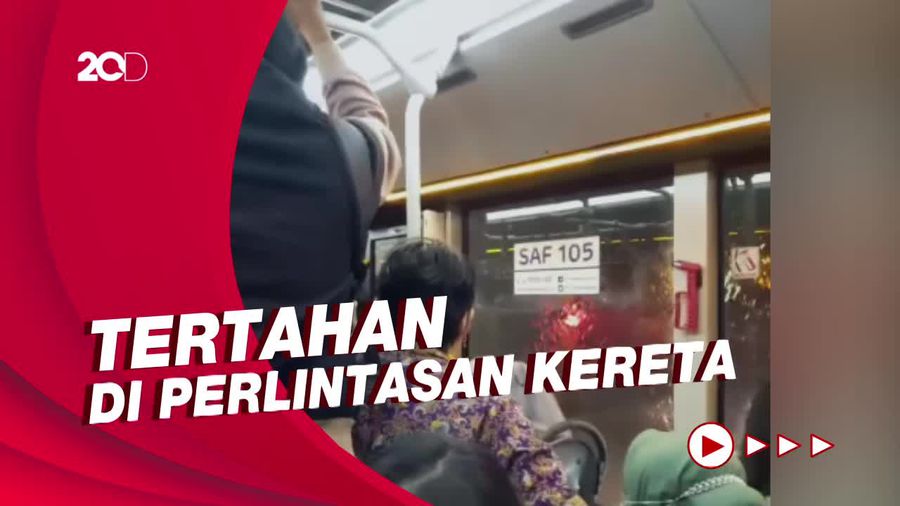 Suasana Mencekam Dalam Bus TransJ saat Tersendat di Perlintasan KA Halimun