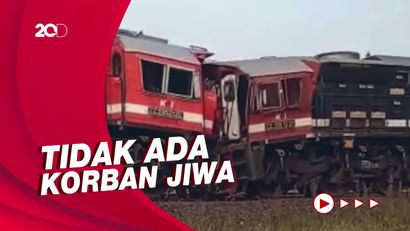 Penampakan Dua Kereta Api Adu Banteng di Lampung