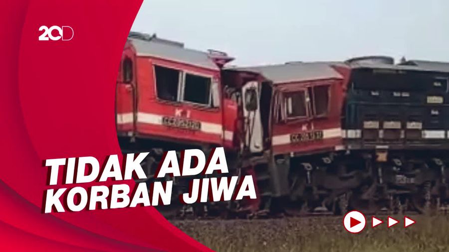 Penampakan Dua Kereta Api Adu Banteng di Lampung