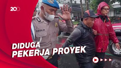 Pria Berompi Hitam Diamankan Polisi Saat Kebakaran Balai Kota Bandung