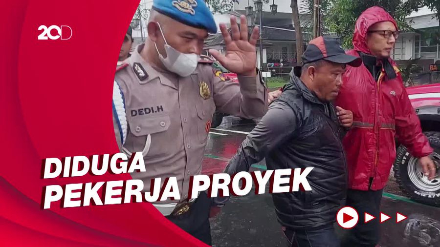 Pria Berompi Hitam Diamankan Polisi Saat Kebakaran Balai Kota Bandung