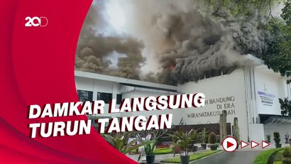 Kebakaran di Balai Kota Bandung, Kepulan Asap Membubung Tinggi
