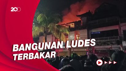 Kobaran Api Melahap Bangunan Toko 3 Lantai di Tabanan Bali