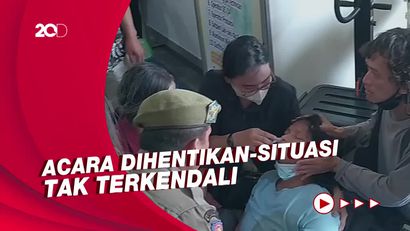 Puluhan Orang Lemas dan Pingsan Berdesakan di Bursa Kerja Batam