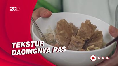 Bikin Laper: Bakso Jumbo Urat di Pluit yang Banjir Sambal