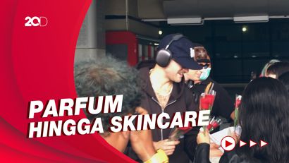 Sambut LANY di Bandara Soetta, Fans Bawa Bingkisan Unik
