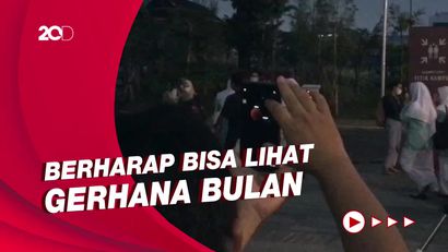 Lokasi Diguyur Hujan, Pengunjung Pengamatan Bulan di TIM Harap-harap Cemas