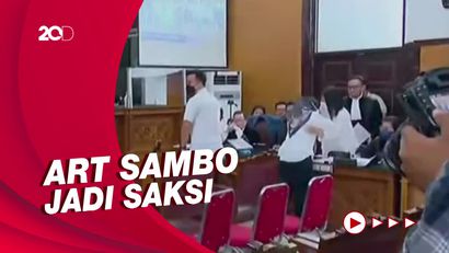 Susi Peluk Putri & Cium Tangan Sambo Saat Jadi Saksi Sidang Kasus Yosua