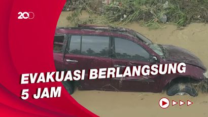 Proses Evakuasi 7 Mobil yang Hanyut Diterjang Banjir Bandang