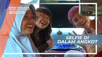 Cekrak-cekrek Berpose Seru di Dalam Angkot, Bogor