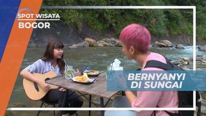 Seru-seruan Bermain Gitar di Iringi Gemercik Aliran Sungai, Bogor