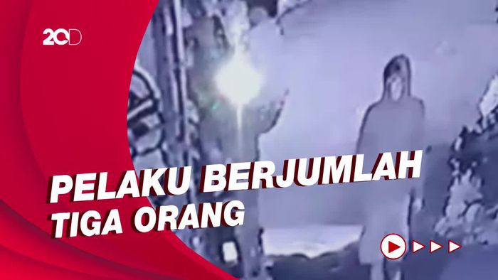  Terekam CCTV Sopir Truk di Sumsel Ditodong Celurit, Rp 11 Juta Raib