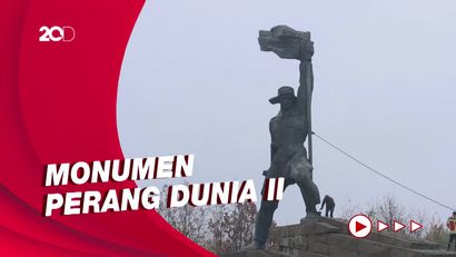 Ukraina Robohkan Monumen Pembebasan Soviet di Uzhgorod