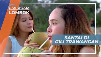Bersantai Menikmati Segarnya Es Kelapa Muda di Tepi Pantai, Lombok