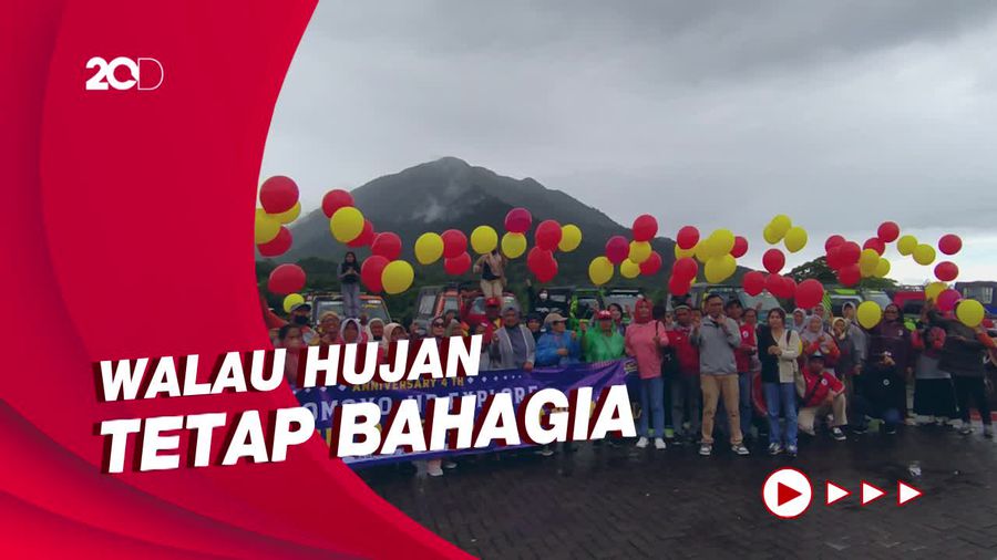 Keseruan Para Lansia Keliling Gunung Telomoyo Naik Jeep