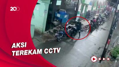 Rekaman CCTV Motor Ojol di Cakung Dibawa Kabur Maling saat Salat Magrib