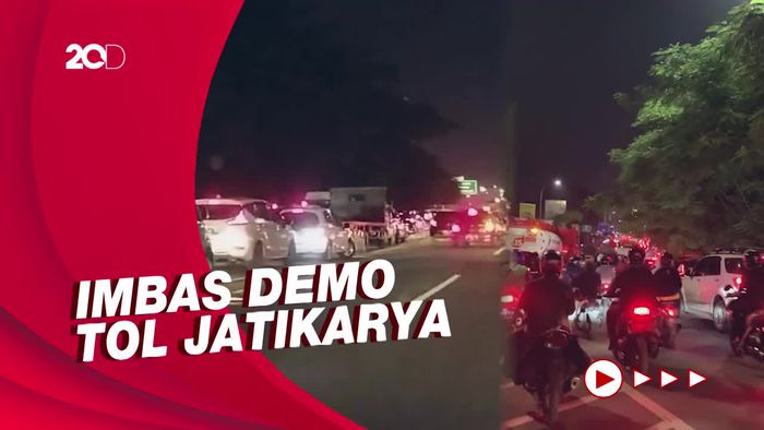 Exit Tol Cibubur Macet Parah, Penumpang Pilih Jalan Kaki
