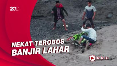 Momen Sejumlah Pemotor Nekat Terobos Banjir Lahar Semeru