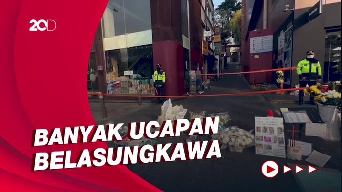 Melihat Gang Lokasi Tragedi Itaewon yang Kini Dipenuhi Karangan Bunga