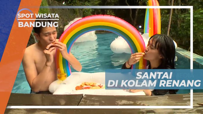Santai Sejenak di Kolam Renang Menikmati Suasana Villa, Bandung