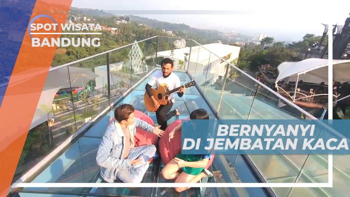 Seru-seruan Bernyanyi Ria di Atas Jembatan Kaca, Bandung