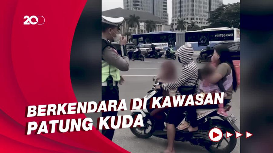Pemotor Bonceng Sekeluarga Ditegur Karena Tak Pakai Helm