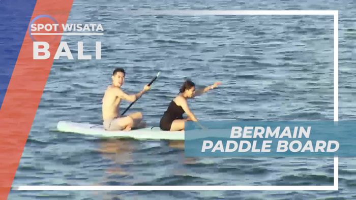 Bermain Paddle Board di Tengah Laut Bali