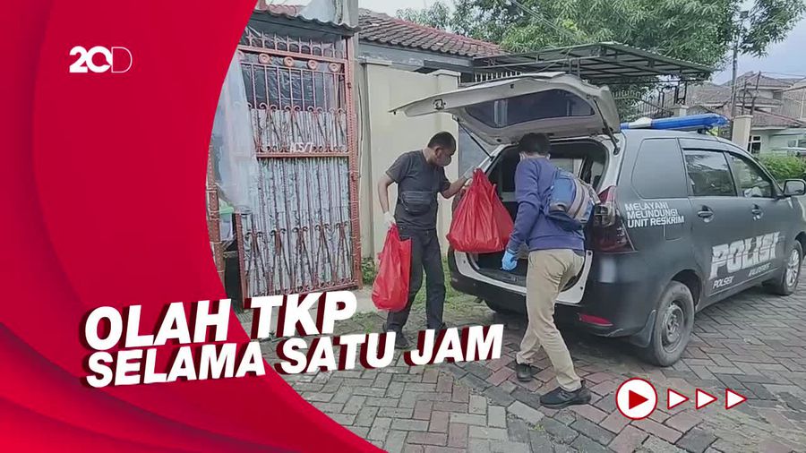 Polisi Bawa Kantong Plastik Merah Usai Olah TKP Rumah Mayat Mengering