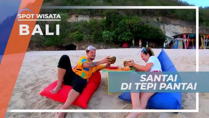 Menikmati Kesegaran Kelapa Muda di Tepi Pantai Bali