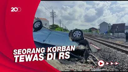 Penampakan Avanza Tertabrak Kereta di Sidoarjo