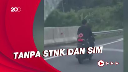 Aksi Pemotor Masuk Tol Bakauheni, Ngumpet di Belakang Truk