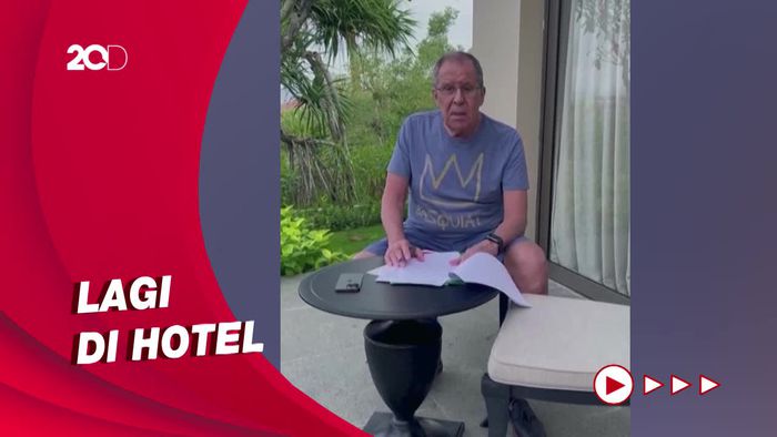 Sambil Duduk di Teras, Menlu Rusia Bantah Masuk RS