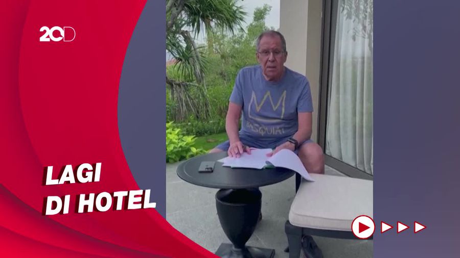 Sambil Duduk di Teras, Menlu Rusia Bantah Masuk RS