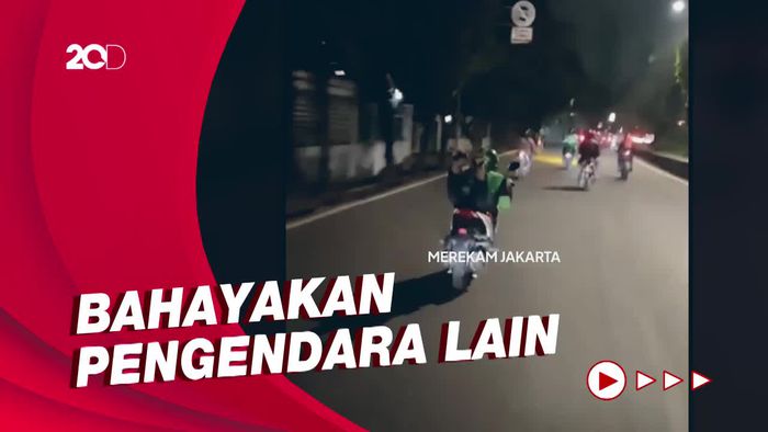 Heboh Aksi Ugal-ugalan Ojol di Jakbar, Sampai Bergaya Bak Superman!