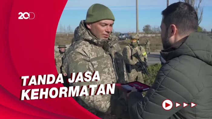 Sukses Merebut Kembali Kherson, Pasukan Ukraina Diberi Medali