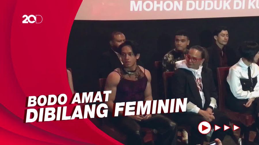 Gaya Jefri Nichol Pakai Tanktop Ungu di Premiere Sri Asih
