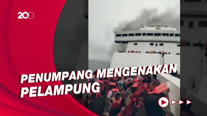 Suasana Kepanikan Penumpang saat KM Mutiara Timur 1 Terbakar
