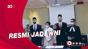 Berpeci, Gaya Jordi Amat-Sandy Walsh Saat Berikrar Jadi WNI
