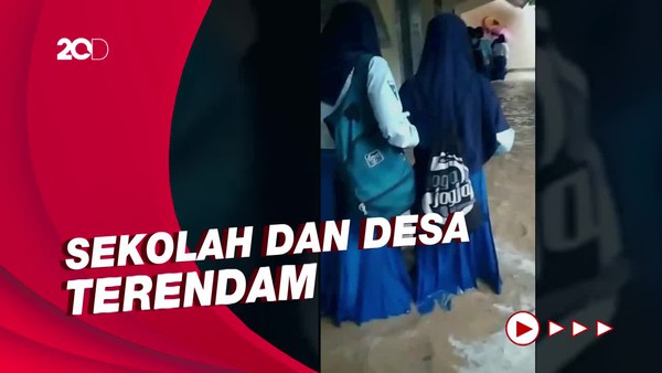 Siswa di Tulungagung Panik saat Air Banjir Masuk Lewat Jendela 