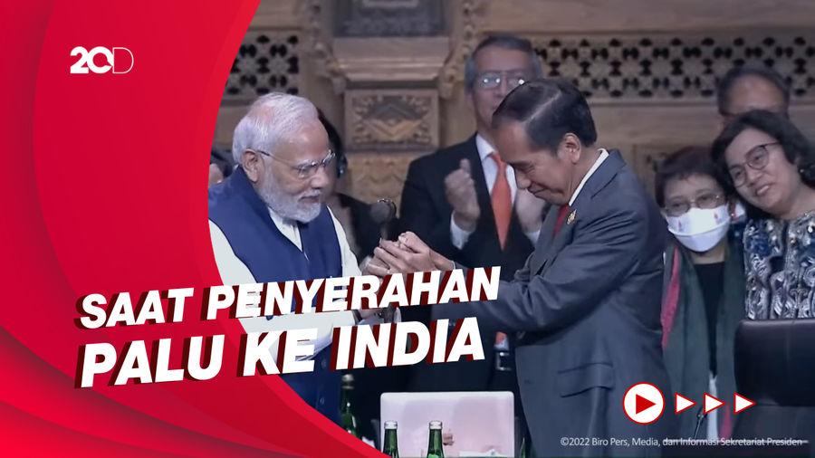 Sri Mulyani dan Retno Marsudi Berpelukan di Penutupan KTT G20
