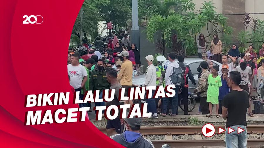 Mobil Tertabrak KRL di Jakbar Karena Melintasi Penyeberangan Liar