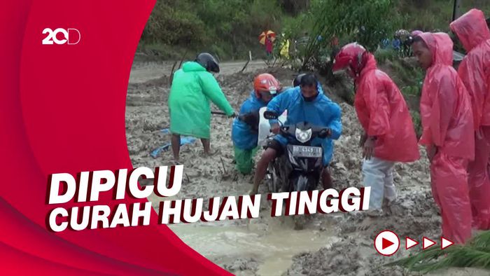 Tebing Setinggi 30 meter Longsor, Akses Jalan di Mamasa Sempat Tertutup