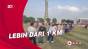 Antrean Mengular Demi Foto Bareng Trofi Piala Dunia