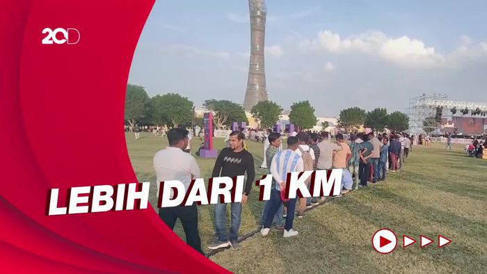 Antrean Mengular Demi Foto Bareng Trofi Piala Dunia
