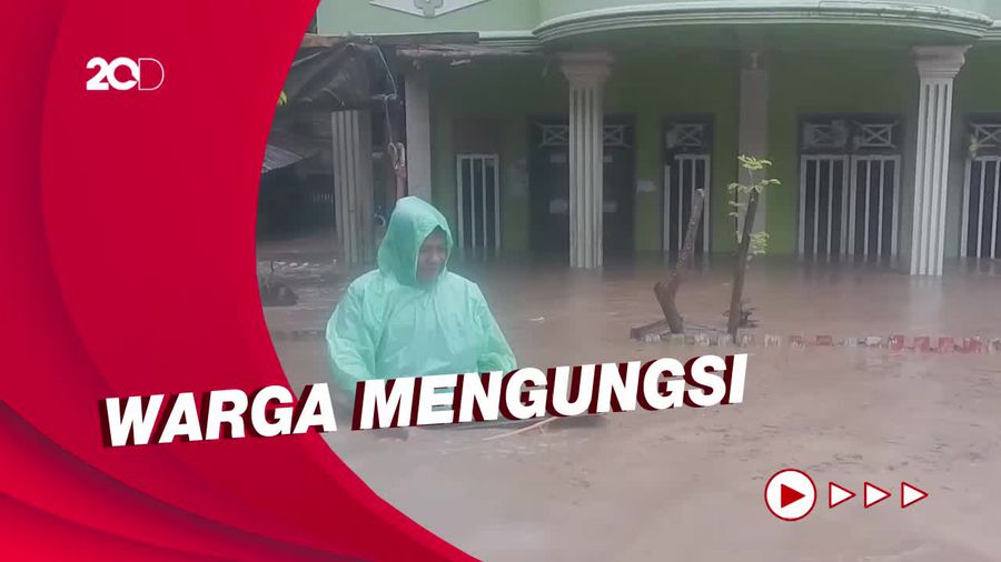 Banjir Setinggi 1 Meter Rendam Ratusan Rumah di Polman Banjir Setinggi 1 Meter Rendam Ratusan Rumah di Polman