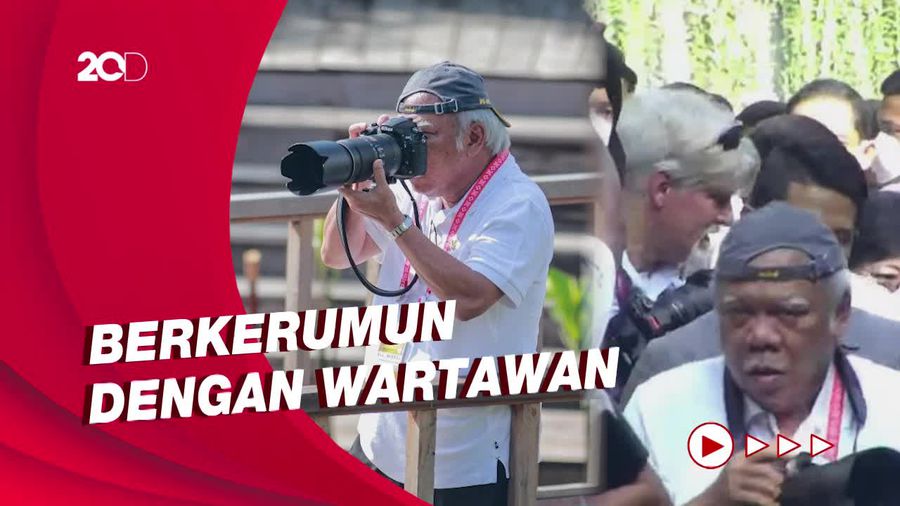 Sederet Aksi Menteri PUPR yang Curi Perhatian: HP Jadul-Jadi Fotografer