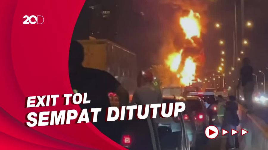 Penampakan Kebakaran Truk BBM di Tol JORR, Api Melambung Tinggi